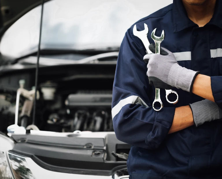 mechanik z&nbsp;laptopem